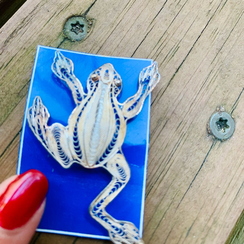 Brooch Pin silver filigree Amazonian Tree Frog vintage